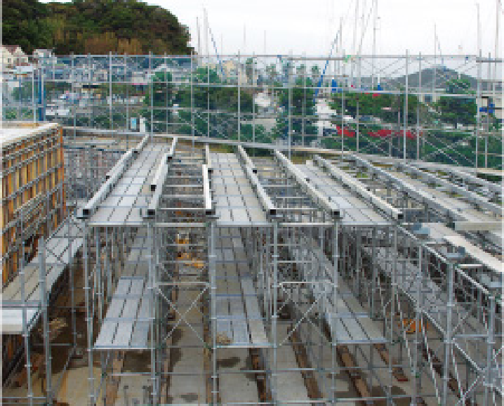 支保工:支保工も手すり先行工法で安全組立て